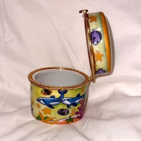 Pill Trinket Snuff Box Caribbean Cruise Dolphin Colorful Motif Brass Hinged - Picture 7 of 7
